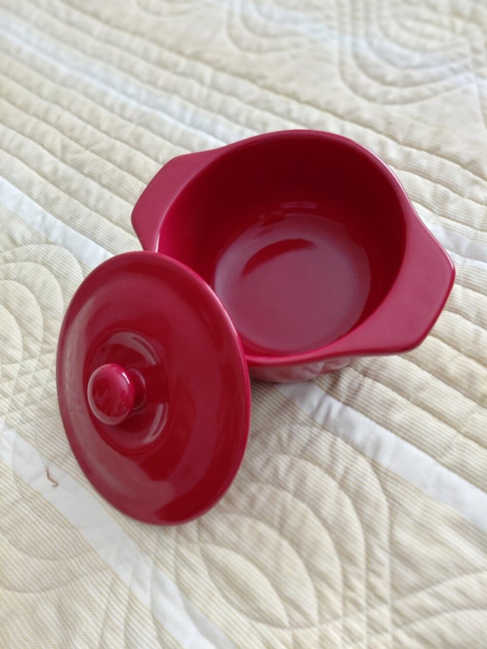 Red handcrafted bowl & lid, 1-1/4 qt.  Microwave & Oven safe. Ideal 1-2 servings